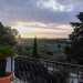 Raggiungiamo invece la terrazza per godere del magnifico panorama verdeggiante che circonda la tenuta. E, mentre il sole volge al tramonto...